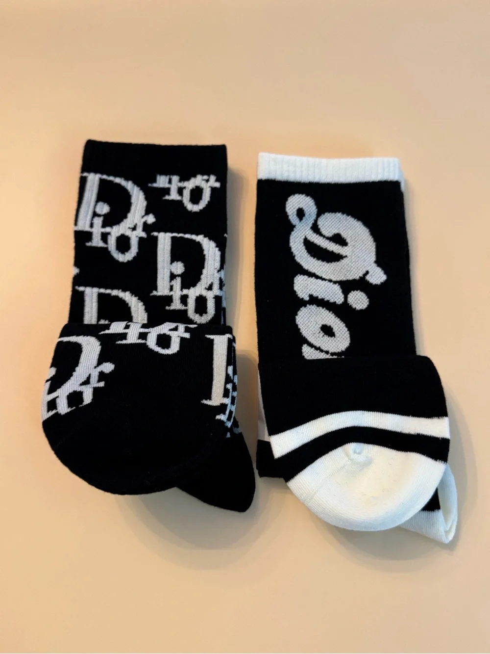Di or unisex Black & White Logo Crew 2 pairs Socks Set small - medium NEW
